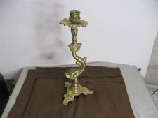 Ancien bougeoir en laiton ou bronze représentant un dauphin sur pied