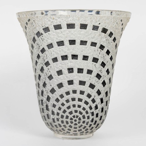 Art deco vase damiers - art,
