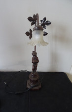 Pied de lampe, Putti à