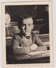 PHOTO INDIVIDUELLE SCOLAIRE VINTAGE/PETIT GARCON A SON BUREAU D'ECOLIER/ELEVES
