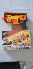 2 Nerf avec lunettes de protection et plastrons (Barricade RV10 et Retaliator)