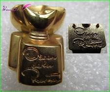 Pin's Flacon de Parfum dorée  avec une fleur OSCAR DE LA RENTA #1995
