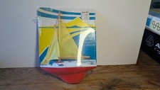 JOUET DE BAZAR BATEAU VOILIER DAUPHIN MADE IN FRANCE SOUS BLISTER COQUE ROUGE