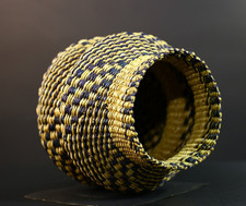 Panier en raphia tissé à la