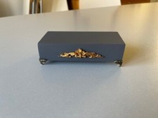 socle en bois gris foncé avec pieds en bronze 13 x 5,7 cm