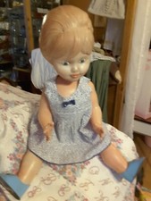 Poupee FEJ  plastique creux 