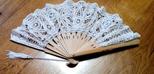Eventail dentelle coton, structure bois 18cm plié . déplié arrondi 43cm .NEUF