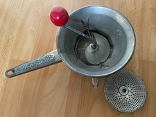 Ancien Moulin à légumes,  Presse purée, en métal Fabriqué En FRANCE N1 Vintage