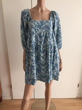 robe en jean et fleurie