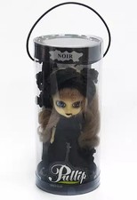 Poupée noire petite robe