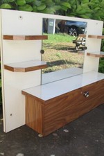 Miroir et étagères murales