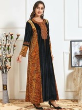 Robe en velours noire panthère manche longue avec broderie et bas évasé.