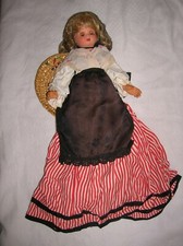 Poupée en habit folklorique