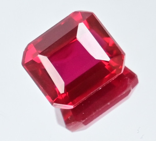 Gemme taillée émeraude rubis - taillée,