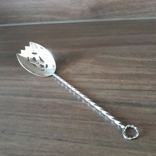 Cuillère à glaçons en métal argenté poinçonné.