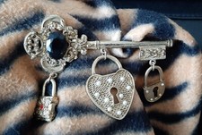 Large BROCHE Dorée Forme CLÉ