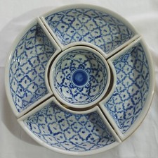 PLATS A HORS D'OEUVRE EN BLEU & BLANC PORCELAINE DE THAILANDE PLATEAU BOIS