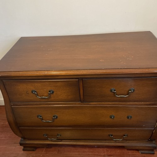 Mettre une commode - une, sur