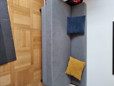IKEA Canapé convertible avec coffre de rangement.