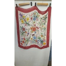 Grande écharpe en soie rouge