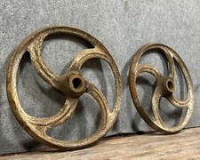 Deux anciennes roues en fonte de machines industrielles vers 1880-1900