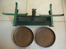 Ancienne balance avec 2