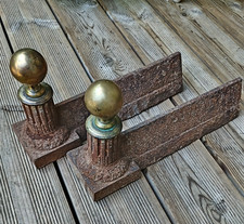 TBE 2 chenets XIX en  fonte et laiton Longueur  38cm  Hauteur  20cm