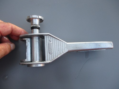 Ancienne boucheuse aluminium - ancienne,