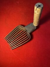 Peigne à carder en fer forgé, manche en bois.