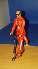  figurine 1:18  L.Hamilton FERRARI 2025 Sur Trottinette    F1 Formule 1