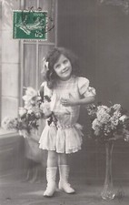 CP NOIR BLANC PETITE FILLE BOUQUET VASE FLEURS - 13866