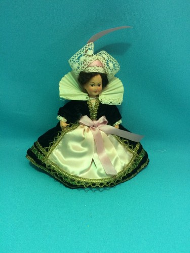 Poupée folklorique - ,