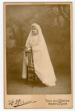 PHOTO CABINET, une communiante en robe par Héron à Montluçon