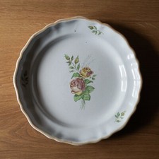 Assiette ancienne en faience blanche de Moustiers avec fleurs marque X