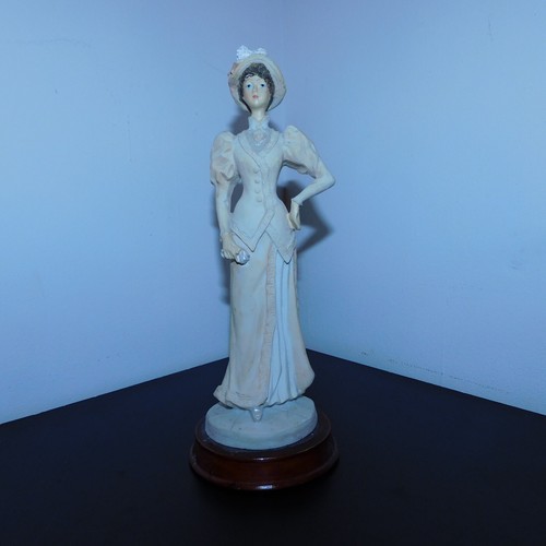Statuette élégante dame - , en
