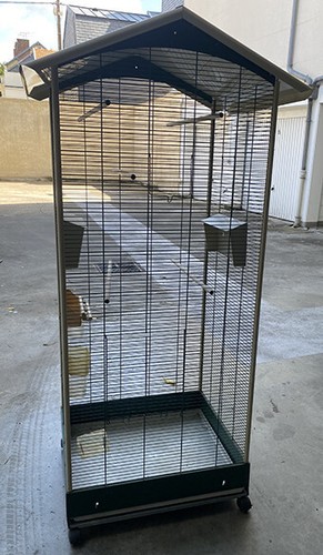Une cage oiseaux volière - cage, à