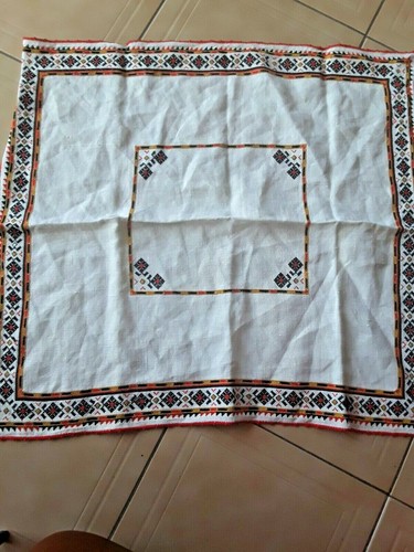 Napperon ancien broderie main - ,