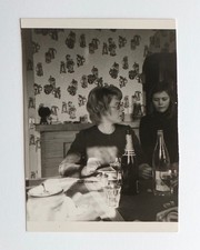 Femme repas fête, papier peint - Photo vintage snapshot 1971, 70's