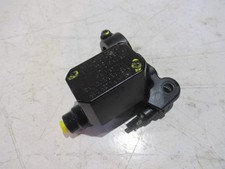 Maître cylindre frein