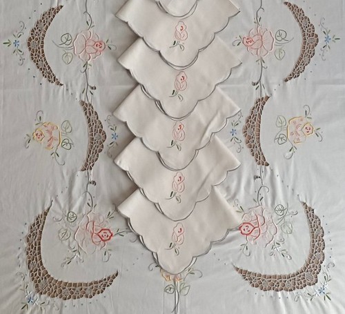 Nappe brodée ancienne - brodée, avec