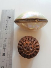 deux anciennes boîtes à chapelet noix de corozo et coquillage serti religion 