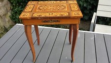 Charmante table vintage coffret à bijoux musical en bois marqueté à restaurer