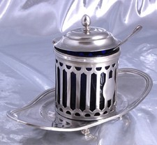 PREVOST - BEAU MOUTARDIER DE TABLE SUR PLATEAU - ARGENT MASSIF XVIII VERRE BLEU