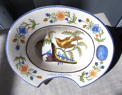 Plat barbe en faience - ,