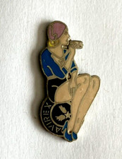 84 - Pin's  PIN-UP SEXY ASSISE SUR LOGO - AVIREX
