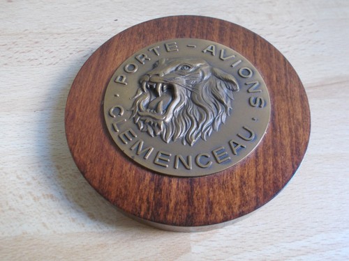Médaille sur bois - , à