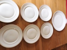 6 assiettes a dessert et le plat a gateaux en porcelaine de Limoges