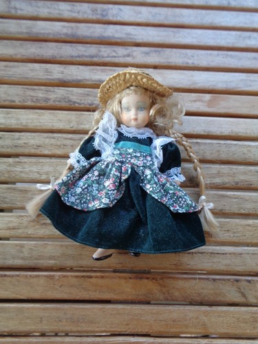 Petite poupée porcelaine - petite,