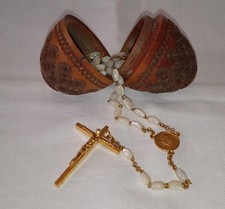 Noix de corozo sculptée et son chapelet en nacre plaquage or poinçon BMC