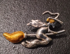 Pin's Sorcière Sur Son Balai en Métal Argenté TBE (818)